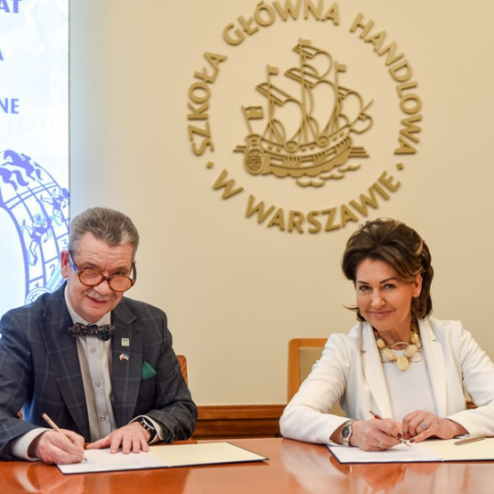 kobieta i mężczyzna podpisują dokumenty