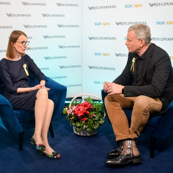 kobieta i mężczyzna rozmawiają w studiu kongresowym