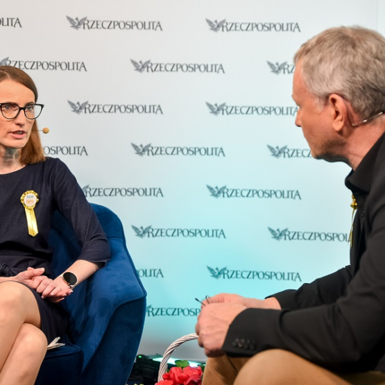 ekspertka udziela wywiadu dziennikarzowi w studiu SGH i dziennika „Rzeczpospolita"