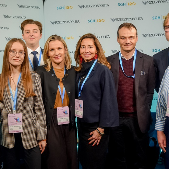zdjęcie grupowe na tle ścianki z logami SGH i „Rzeczpospolitej"