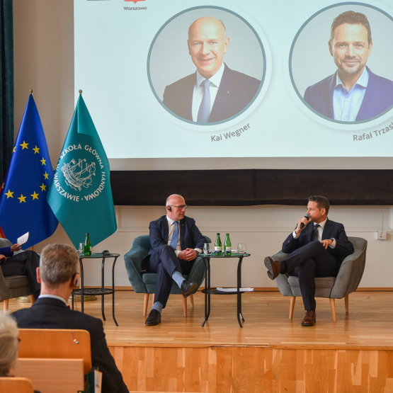 dwóch mężczyzn rozmawia na debacie