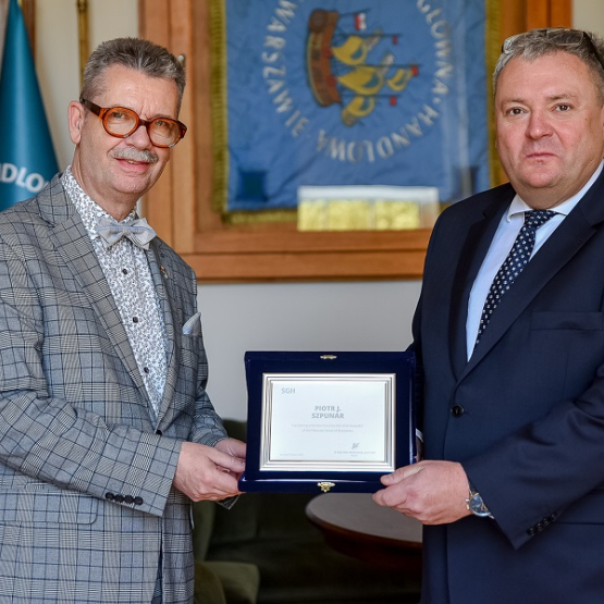 dwóch mężczyzn w garniturach ściska sobie ręce