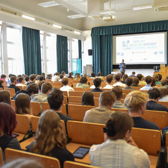 sala wykładowa wypełniona po brzegi młodzieżą
