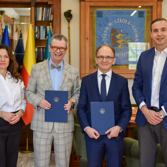 cztery osoby stoją w gabinecie po podpisaniu porozumienia
