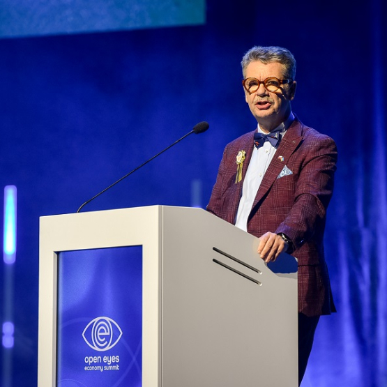 mężczyzna przemawia przy mównicy