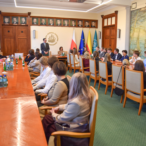 goście w sali senatu