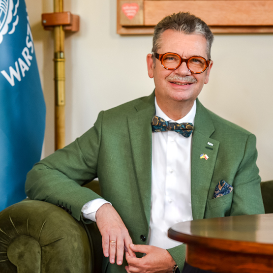 na zdjęciu Rektor SGH, z tyłu flaga uczelni