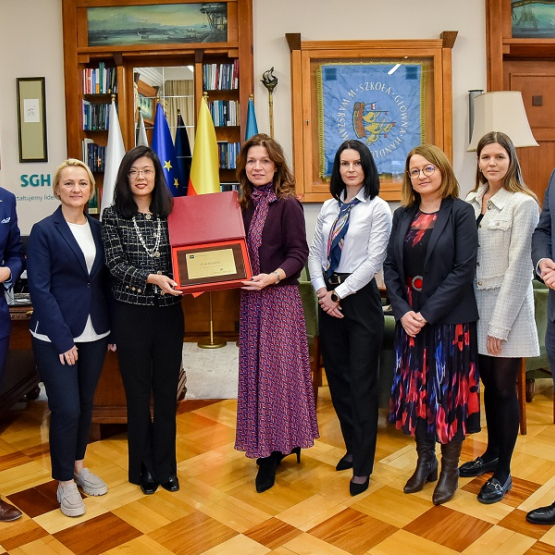 zdjęcie grupowe w gabinecie