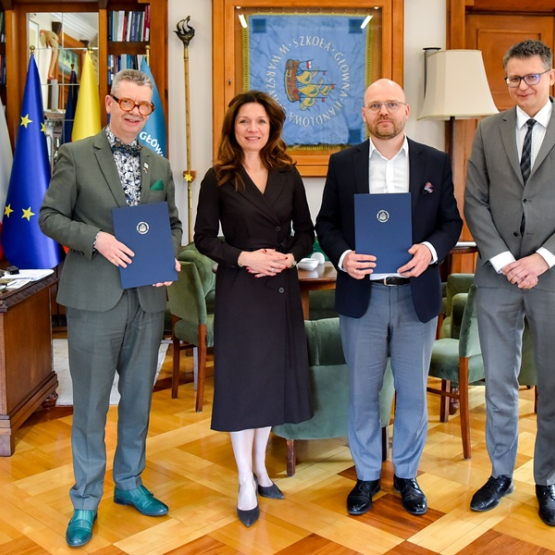 zdjęcie czworga osób w gabinecie
