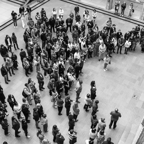 zdjęcie "z lotu ptaka" studentów zgromadzonych w uczelnianej auli