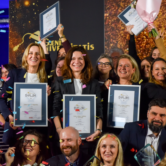 grupa osób na zdjęciu eksponuje dyplomy otrzymane w konkursie