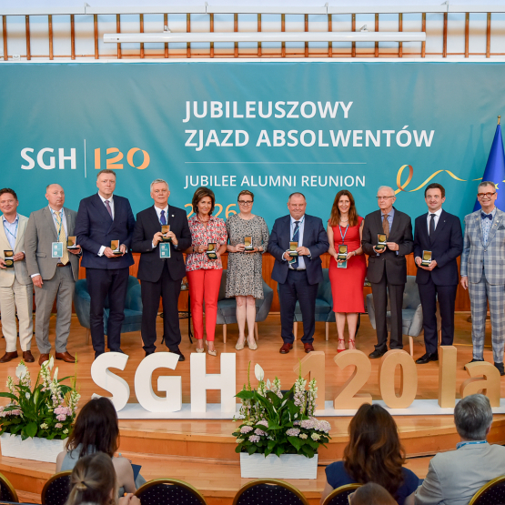 kilka osób na scenie podczas święta uczelni