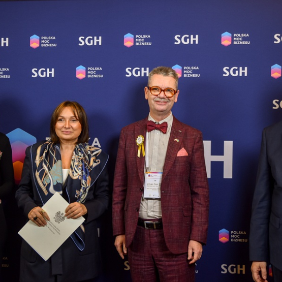 dwóch mężczyzn i dwie kobiety pozują do zdjęcia na tle ścianki