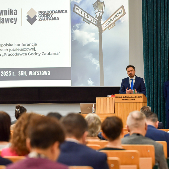 na zdjęciu sala wypełniona publicznością