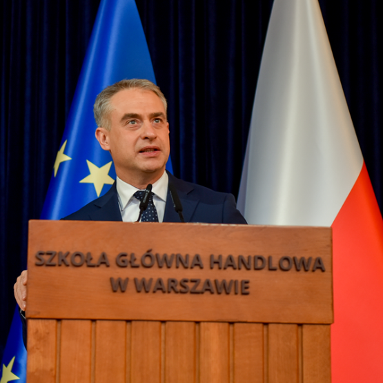 mężczyzna zabierający głos przy mównicy