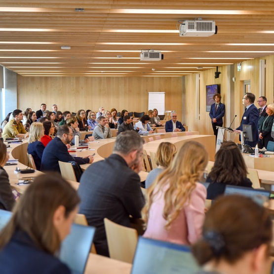 sala wypełniona ludźmi 