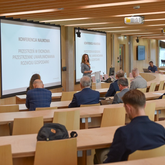 kilkanaście osób uczestniczy w konferencji naukowej