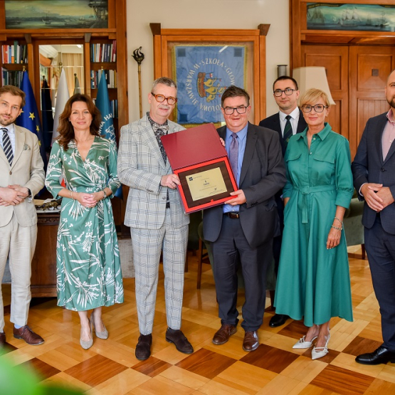 grupa osób pozuje do zdjęcia w gabinecie