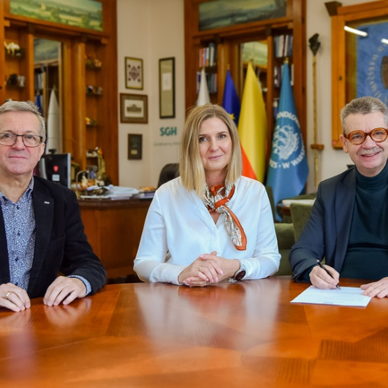 kobieta i dwóch mężczyzn po podpisaniu dokumentu