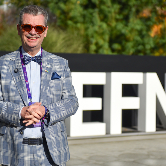 rektor SGH na przy napisie EFNI