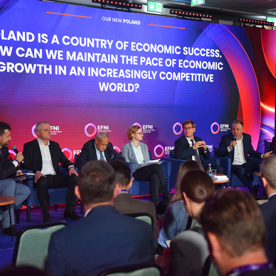 na zdjęciu kilka osób siedzących na panelu
