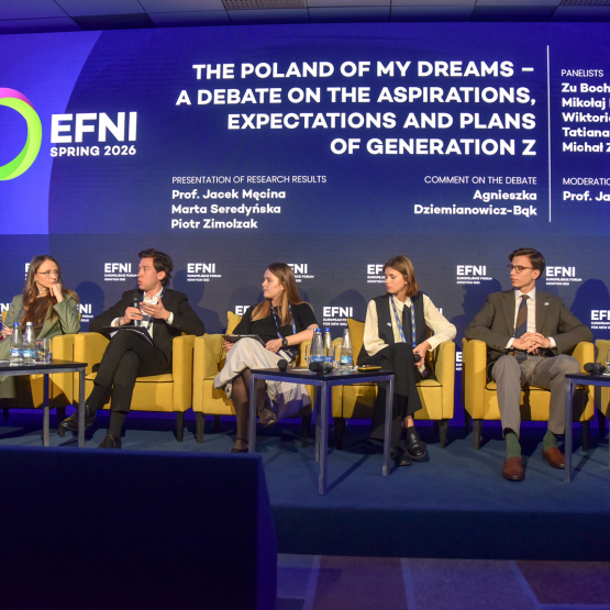 grupa uczestników panelu na zdjęciu