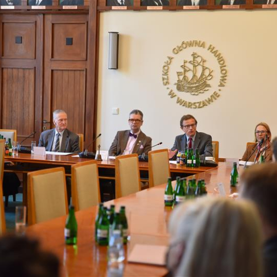 kilka osób w sali konferencyjnej 