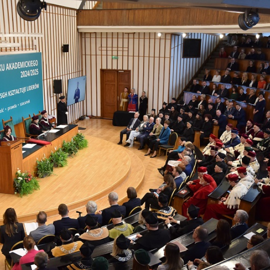 uczelniana aula pełna ludzi podczas inauguracji roku akademickiego