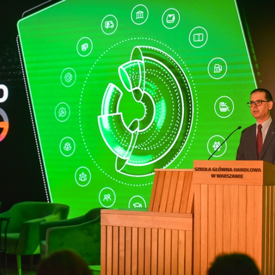 mężczyzna przemawiający podczas konferencji 