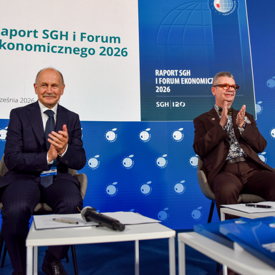 dwóch mężczyzn na scenie