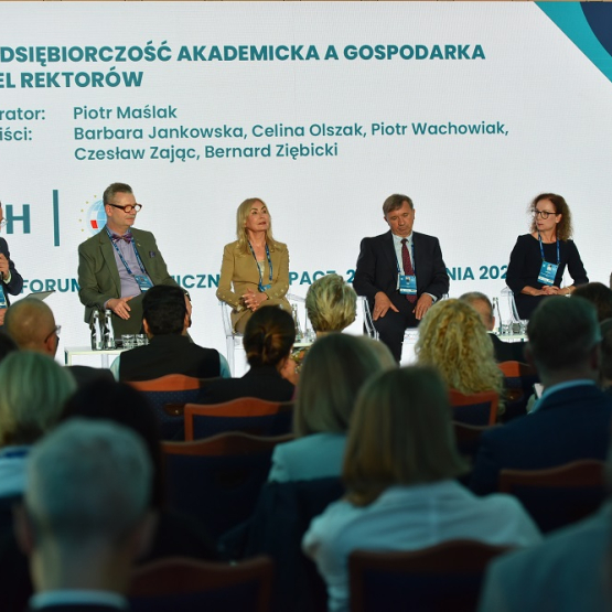 na zdjęciu 5 rektorów uniwersytetów ekonomicznych w Polsce