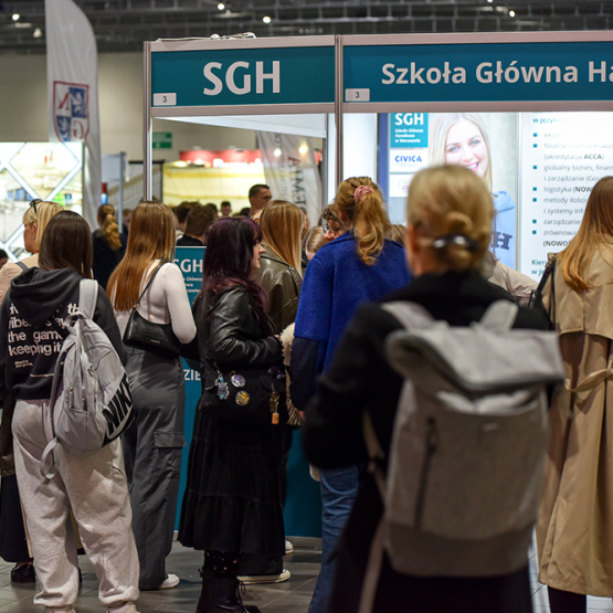 dużo ludzi przy stoisku targowym