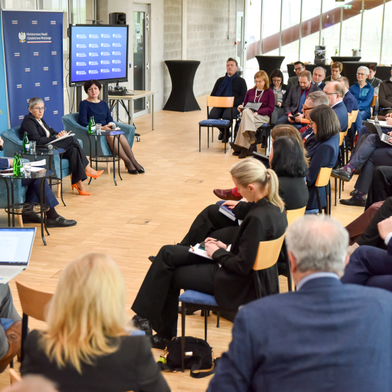 sala wykładowa wypełniona ludźmi 