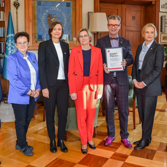 na zdjęciu 7 osób pozujących 