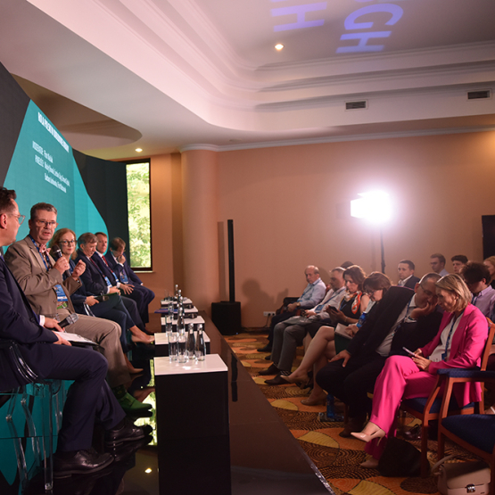 sala wypełniona publicznością i prowadzący - panel 