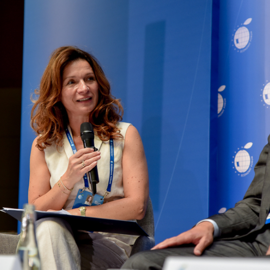 dwie osoby rozmawiają podczas panelu