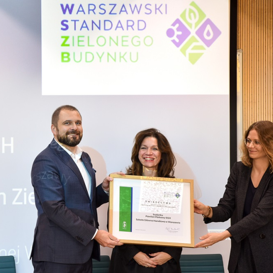 na zdjęciu trzy osoby trzymające nagrodę