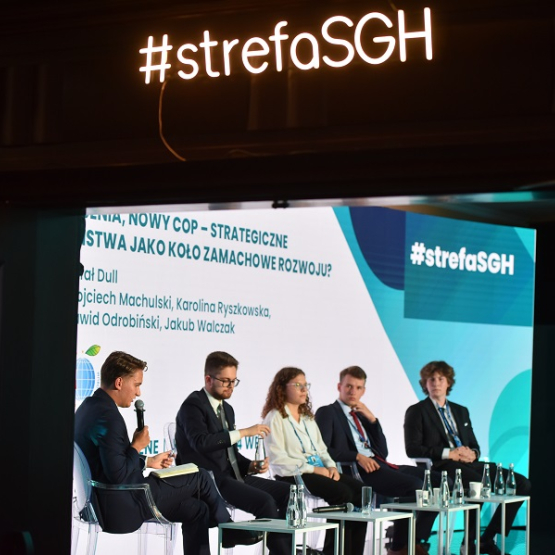 młodzi ludzie rozmawiają na panelu