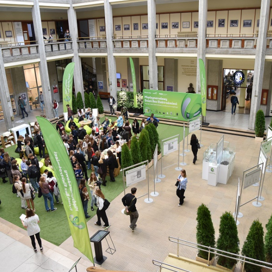 zdjęcie uczelnianej auli wypełnionej ludźmi podczas konferencji - ujęciez góry