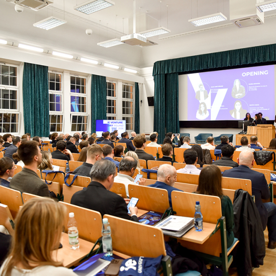 aula wypełniona ludźmi 