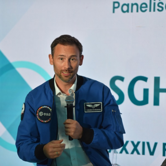 mężczyzna na panelu