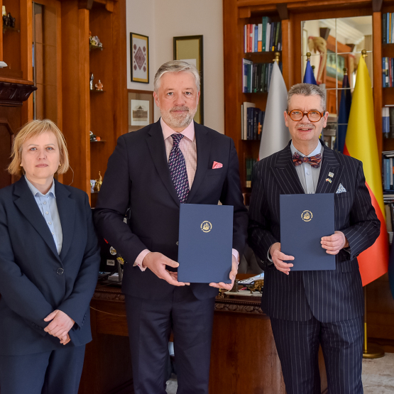 kilka osób stoi w gabinecie po podpisaniu dokumentów