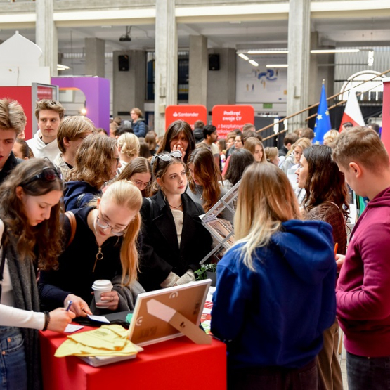 grupa studentów na targach pracy