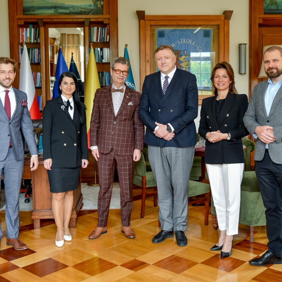 kilka osób pozuje do zdjęcia w gabinecie
