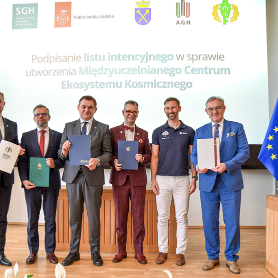 pięciu mężczyzn po podpisaniu dokumentu, w tle slajd z napisem