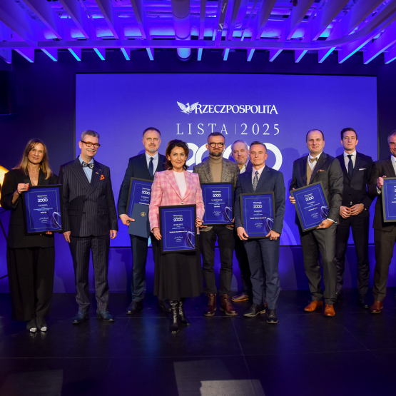 kilka osób stoi na scenie na gali