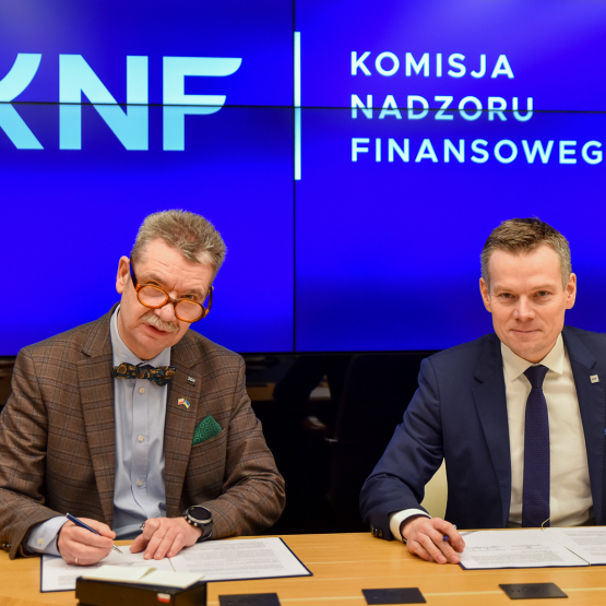 dwóch mężczyzn podpisuje dokument