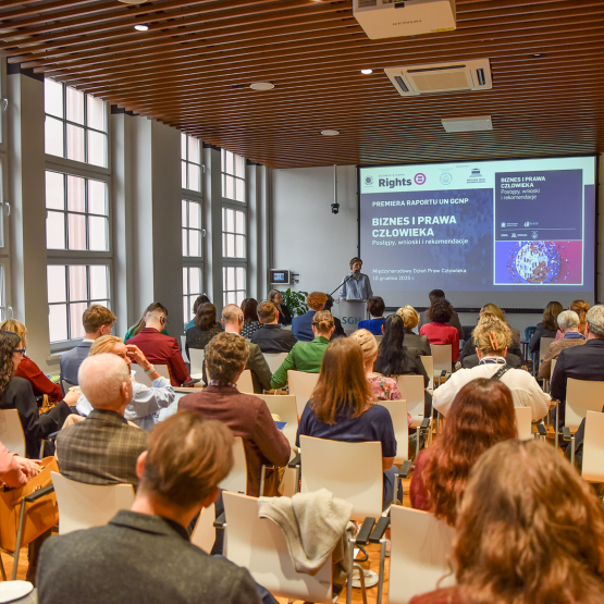 sala wykładowa pełna słuchaczy