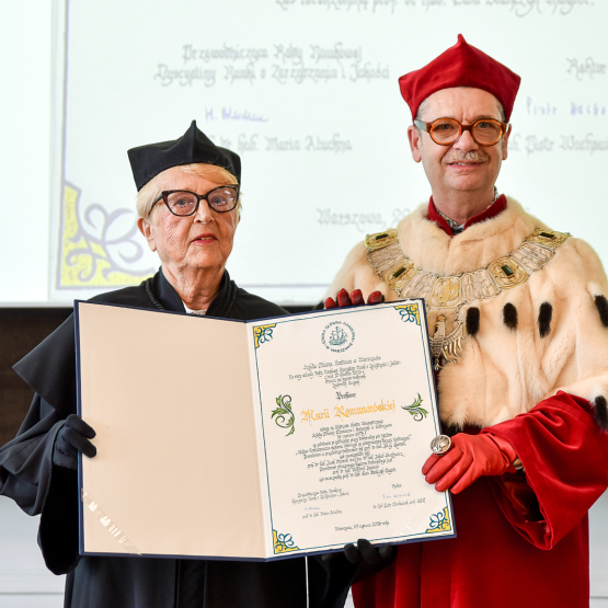rektor i profesor odbierająca dyplom
