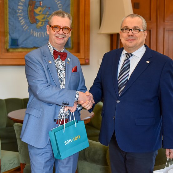 dwóch mężczyzn podaje sobie ręce w gabinecie